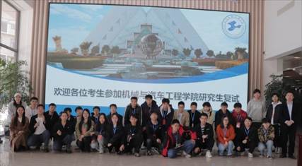 一群人站在台上
AI 生成的内容可能不正确。