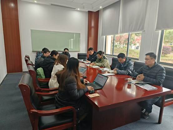 会议室里的人们
描述已自动生成