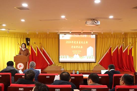 图片包含 天花板, 室内, 房间, 活
描述已自动生成