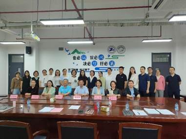 一群人在餐厅里
AI 生成的内容可能不正确。